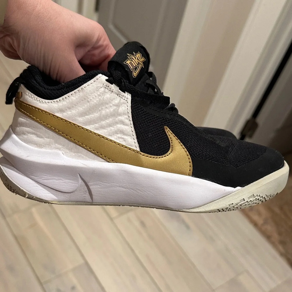 Nike Team Hustle D 10 Gs Black Metallic Gold White